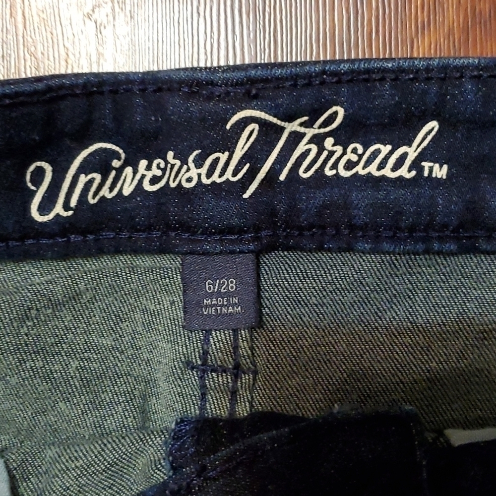 Universal Threads Shorts Size 6 - Picture 2 of 7